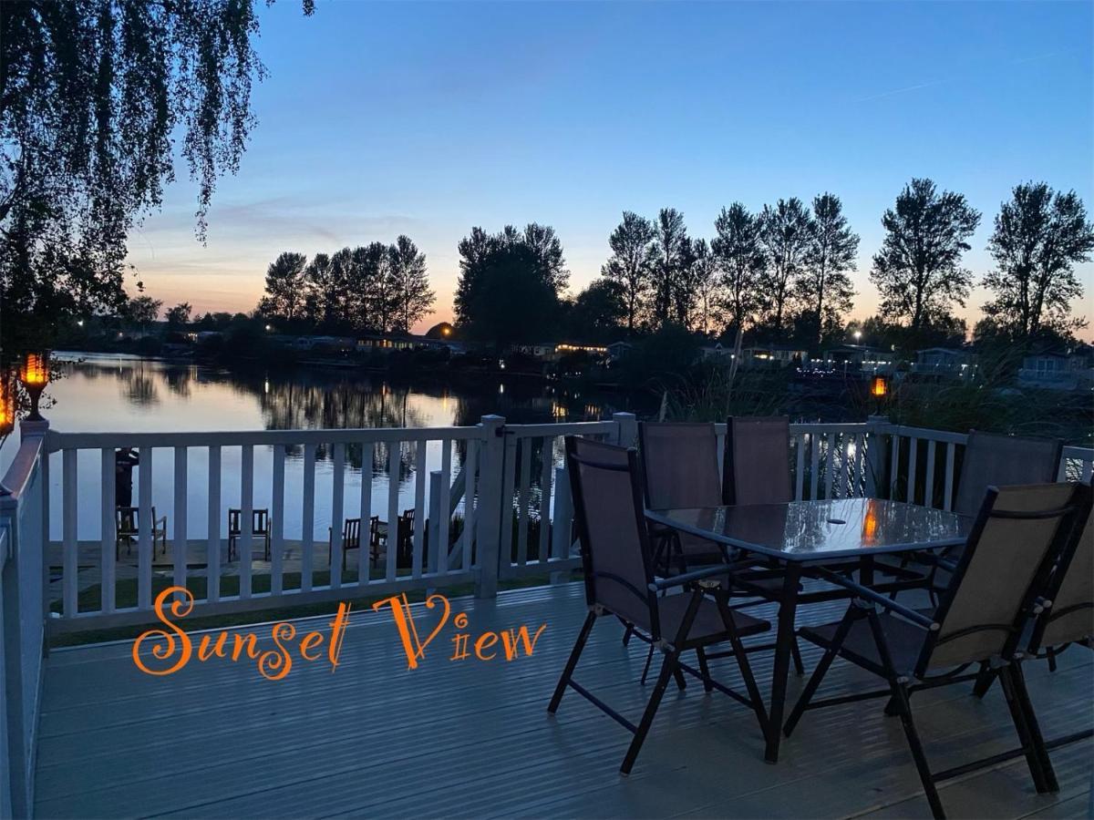 Tattershall Lakes Sunset View Caravan Lakeside, Hot Tub, Garden, Private Fishing Peg & Wifi Buitenkant foto