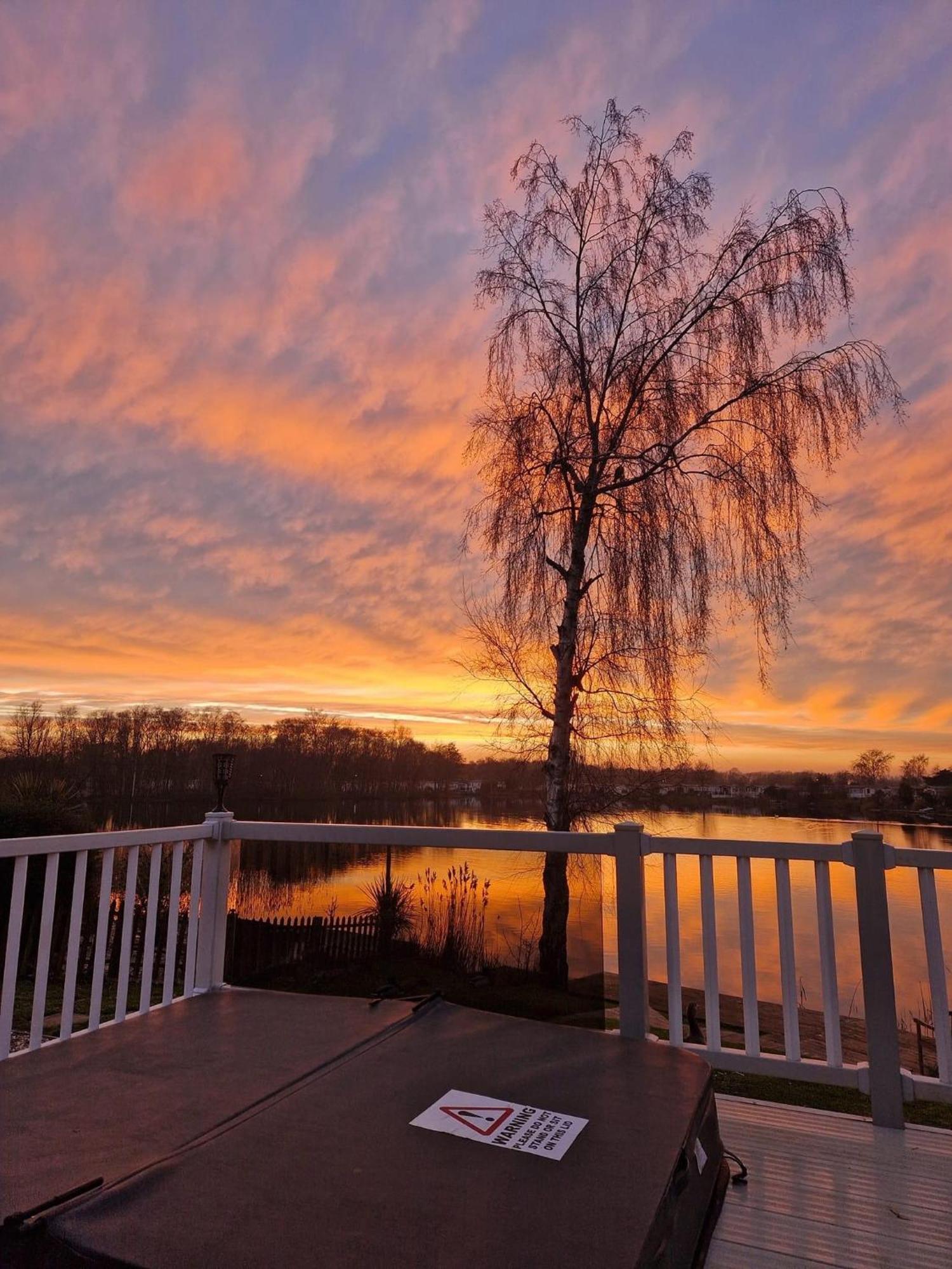 Tattershall Lakes Sunset View Caravan Lakeside, Hot Tub, Garden, Private Fishing Peg & Wifi Buitenkant foto